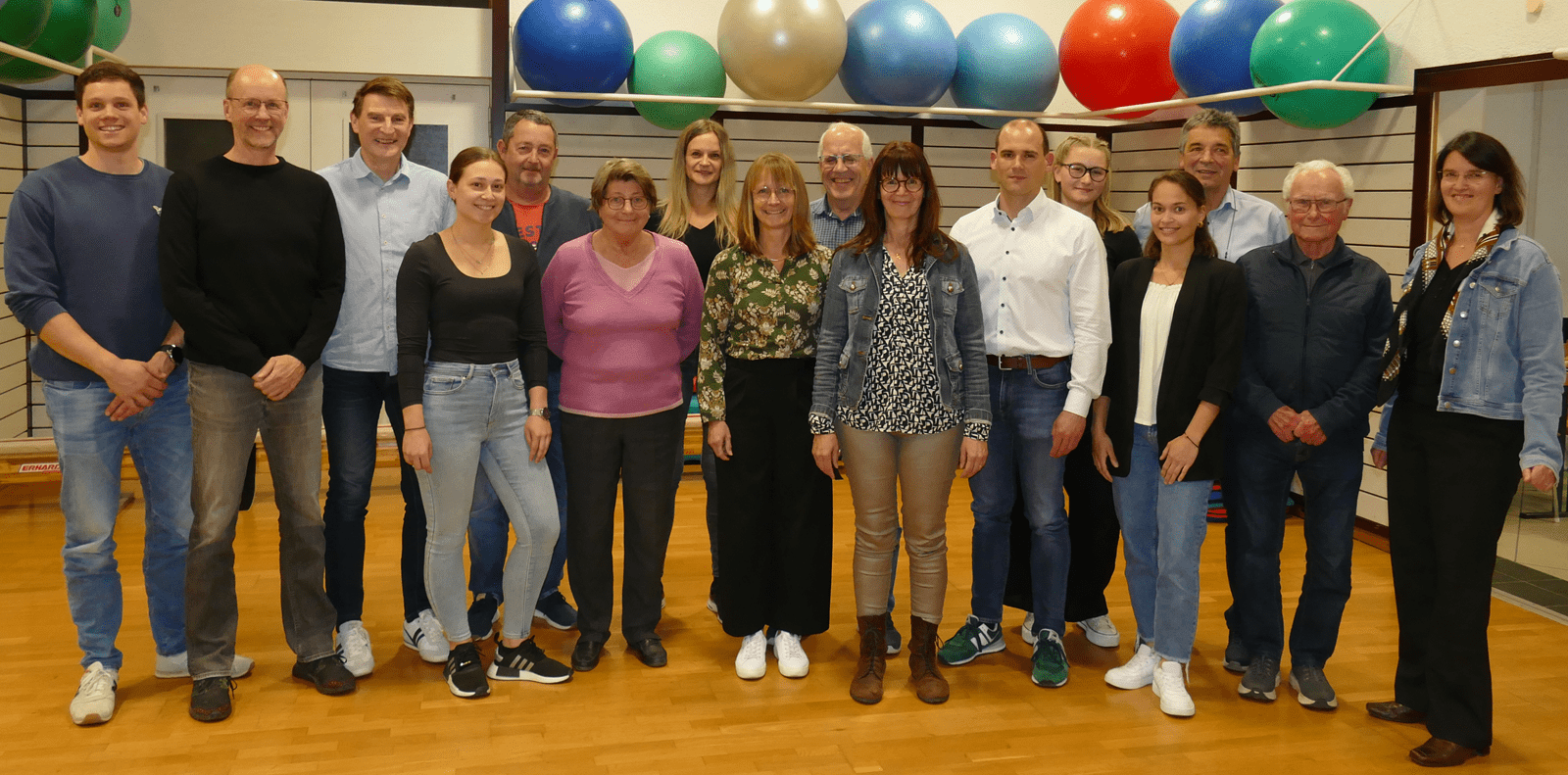 Gruppenfoto der Vorstandschaft des TV Wolfenweiler-Schallstadt 2024 in der Turnhalle